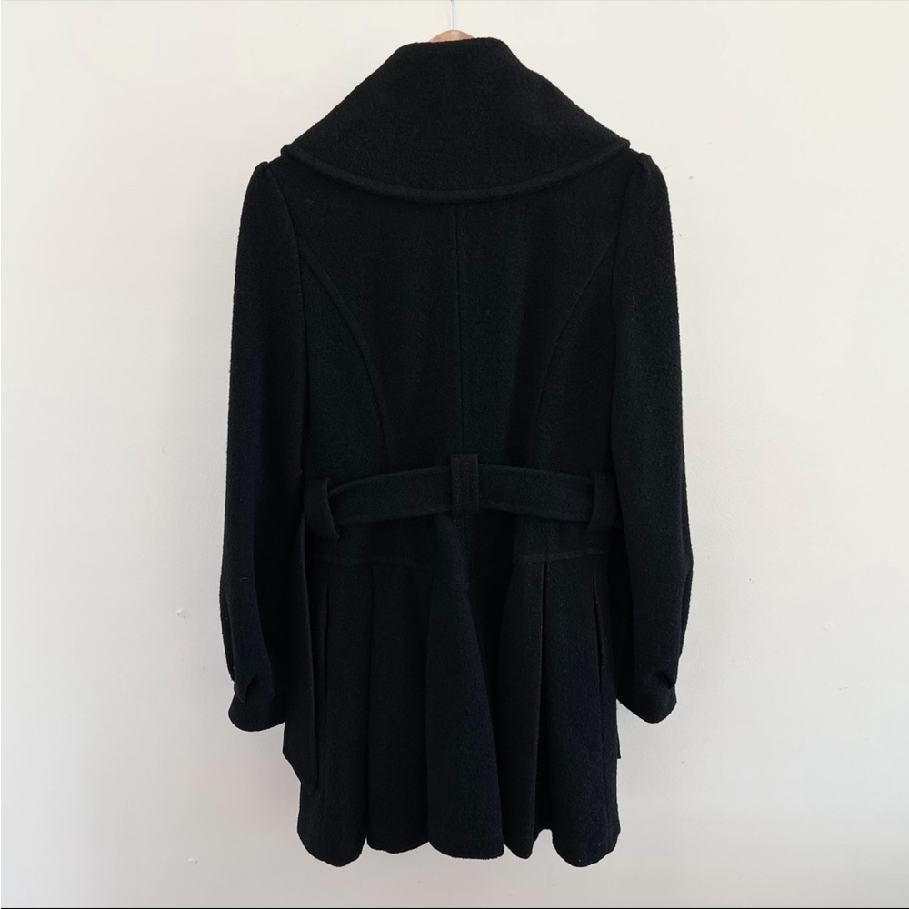Chic Black Coat With Statement Collar - image 6